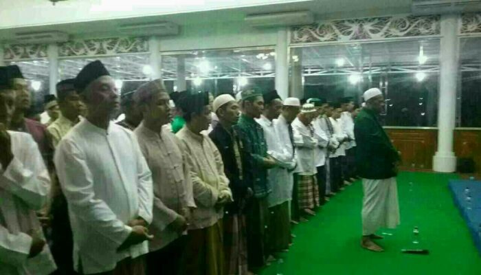 NU Kutim Adakan Sholat Ghaib untuk KH. Hasyim Muzadi di Rujab Bupati