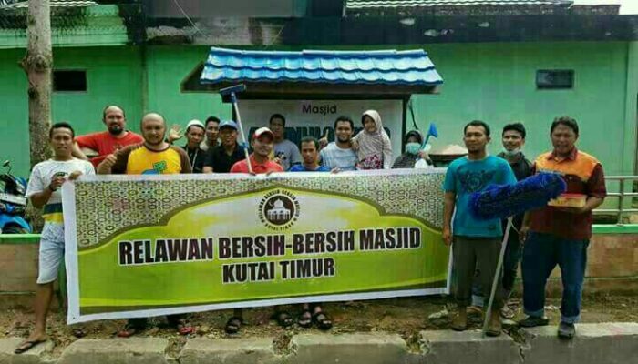 Tim Relawan Bergerak Bersihkan Masjid Al Muhajirin Kampung Kajang