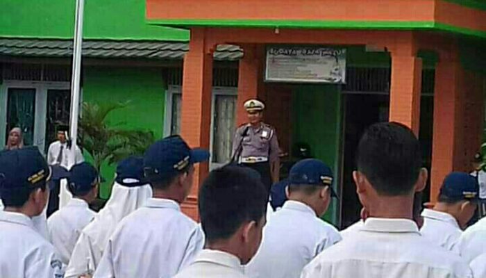 Upacara di sekolah, Polres Kutim Kenalkan Disiplin Dini ke Pelajar