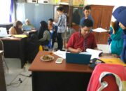 Manfaatkan Ujian Sekolah Peserta Didik Kelas XI SMKN 1 Kongbeng Ramai-ramai Bimbingan Laporan PKL