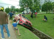 Belajar Nyetir, Mobil Masuk Parit