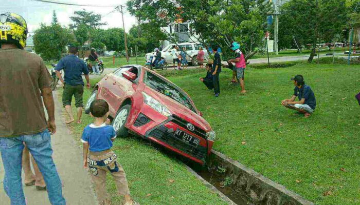 Belajar Nyetir, Mobil Masuk Parit