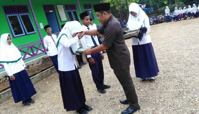 Kepala MTs Mangku Alam Kongbeng Lepas 15 Siswa ke MTQ Tingkat Kabupaten