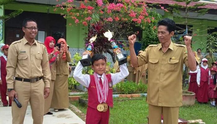 Juara Nasional Panahan, Rizki Arjuna Pamerkan Piala di Sekolah