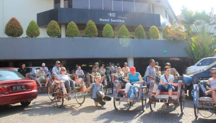 Belasan Turis Belanda Keliling Kota Lama Semarang Naik Becak