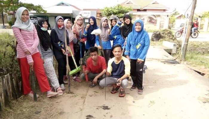Harlah ke 57: PMII Kutim Adakan Bakti Sosial Bersihkan Lingkungan Sekitar