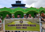 Tim Relawan Bersihkan Musholla Al Hidayah Gang Banjar Sangatta