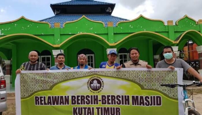 Tim Relawan Bersihkan Musholla Al Hidayah Gang Banjar Sangatta
