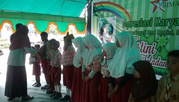 SD YPPSB 3 Berbagi, Santuni Siswa Sekolah Sekitar