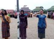 SMA Negeri 2 Muara Wahau Merayakan Peringatan Hari Kartini di Halaman Utama Sekolah.