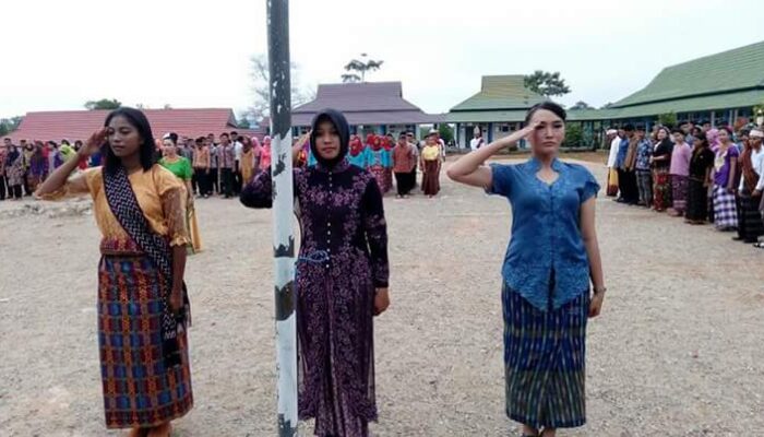 SMA Negeri 2 Muara Wahau Merayakan Peringatan Hari Kartini di Halaman Utama Sekolah.