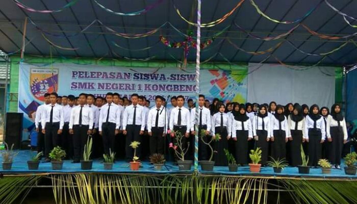 Pelepasan Siswa SMKN 1 Kongbeng Diiringi Hujan
