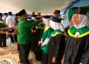 Bupati Kutai Timur Serahkan Penghargaan 10 Nilai Tertinggi Wisudawan BKPRMI Kongbeng 2017