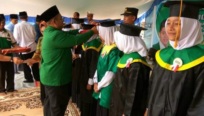 Bupati Kutai Timur Serahkan Penghargaan 10 Nilai Tertinggi Wisudawan BKPRMI Kongbeng 2017