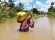 Distribusikan Soal Ujian Nasional, Kepala MTsN Muara Ancalong Terjang Banjir