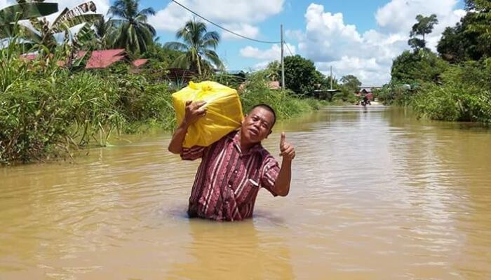 Distribusikan Soal Ujian Nasional, Kepala MTsN Muara Ancalong Terjang Banjir