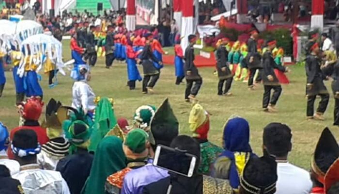 Tarian Massal Meriahkan Pembukaan Penas KTNA XV 