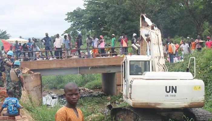 Pasukan Garuda Bersihkan Sungai di Afrika Tengah   