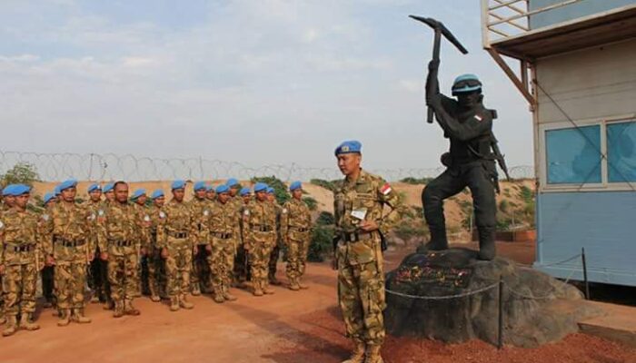 Dansatgas Kompi Zeni TNI Resmikan Patung Peacekeeper di Bumi Afrika   