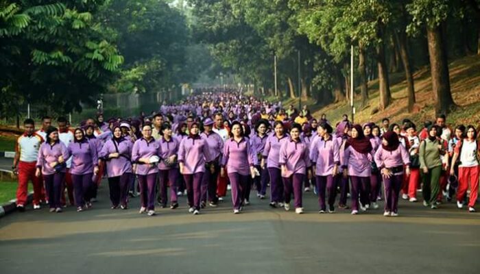 Ribuan Orang Ikuti Gerak Jalan Santai Meriahkan HUT Ke-51 IKKT PWA