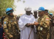 Pasukan Garuda Bantu Beras dan Al-Qur’an Masyarakat Lokal Darfur