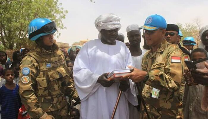Pasukan Garuda Bantu Beras dan Al-Qur’an Masyarakat Lokal Darfur