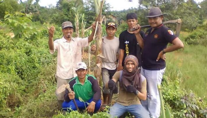 Jelang Ramadlan, Kader Banser Ansor Kongbeng Adakan Kerja Bakti Membersihkan Lahan NU
