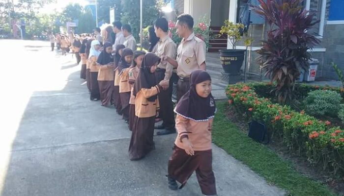 Sambut Ramadlan, Siswa SD YPPSB 3 Bersalaman dan Minta Maaf Guru