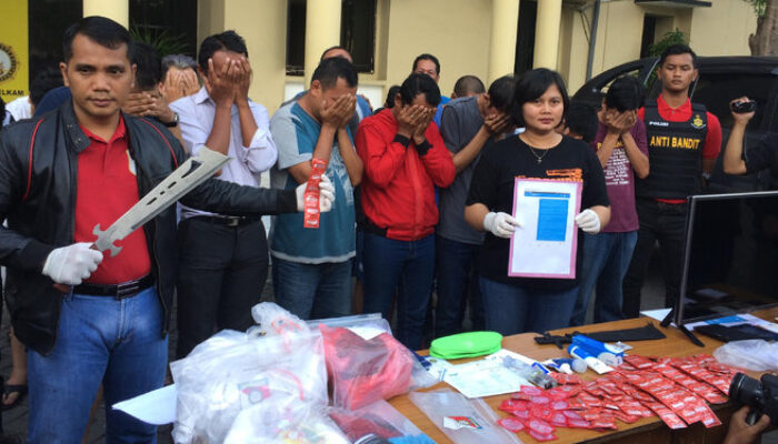 Pesta Seks Kaum Gay di Surabaya, Peserta Bugil Nonton Film Porno