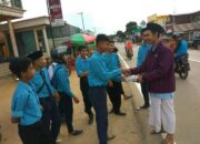 Rayakan Kelulusan Siswa MTs Mangku Alam Bagi-bagi Takjil