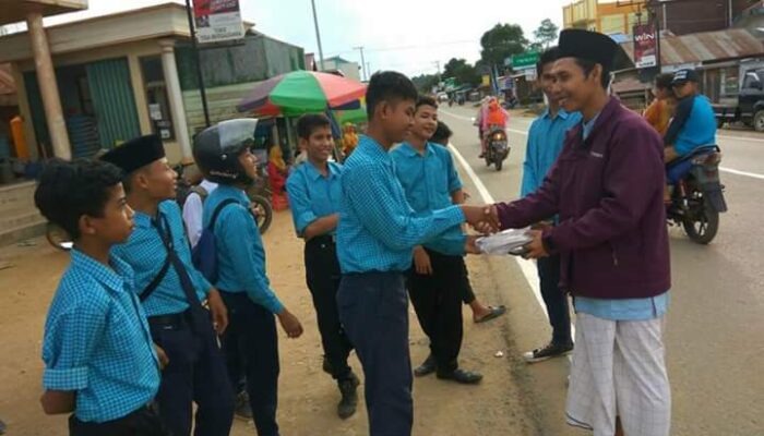 Rayakan Kelulusan Siswa MTs Mangku Alam Bagi-bagi Takjil