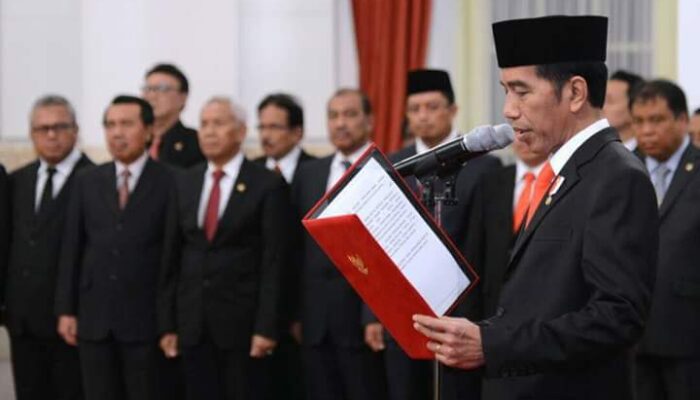 Presiden Joko Widodo  Melantik 9 Tokoh Nasional sebagai Pengarah UKP PIP