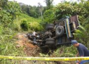 Pengemudi Kendaraan Pengangkut Alat Berat Tergelincir di Jalan Poros Telen