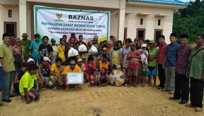 Baznas Kutim Salurkan Zakat kepada Pemulung TPA