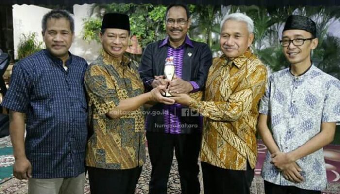 Gubernur Irianto Terima Penghargaan Kepala Daerah Inspiratif