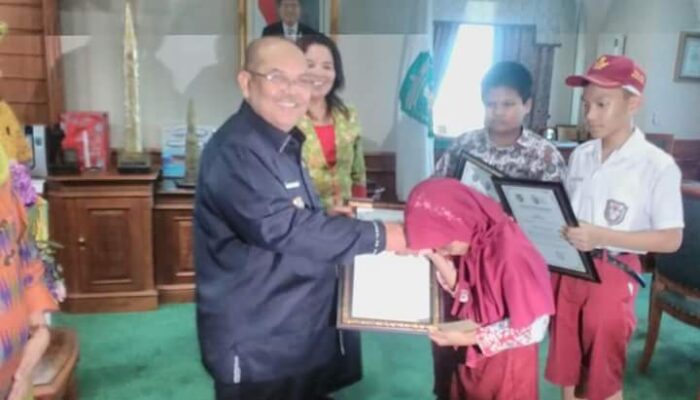 Bupati Ismunandar Lepas 3 Siswa Kutim Ikuti OSN Tingkat Nasional