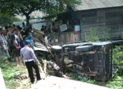 Mobil L300 menabrak dua pengendara sepeda motor