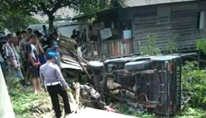 Mobil L300 menabrak dua pengendara sepeda motor