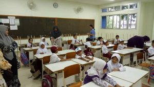Hari Pertama Sekolah, Orang Tua Antar Siswa Baru
