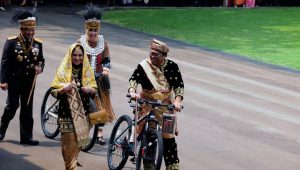 Parade Baju Adat Warna HUT RI di Istana