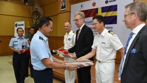 Aspers Panglima TNI Wisuda Siswa Swedish Defence University   