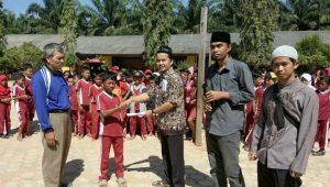Pengurus Majelis Ta’lim Ulul Albab UPT Pendidikan Kongbeng Serahkan Santunan Yatim Piatu