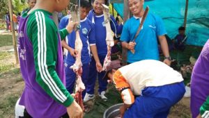 MTs Mangku Alam bersama Alumni Bagikan Daging Hewan Kurban