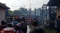 Rumah Terbakar, Nenek Tak Dapat Berjalan Berhasil Diselamatkan Warga