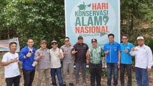 Hari Konservasi Alam Nasional, IKA SKMA Kaltim Lakukan Pemeliharaan Tanaman Ulin
