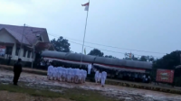 Salut, Meski Diguyur Hujan Mereka Tetap Turunkan Bendera. Bukti Cinta dan Patriotisme Warga Long Mesangat
