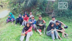 Peduli Lingkungan, TNI Bersama Mahasiswa KKN STIE Nusantara Bersihkan Bantaran Sungai