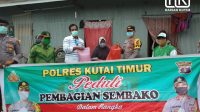 Pendemi Covid-19, Polres Kutai Timur Bagikan Sembako ke Masyarakat Kurang Mampu