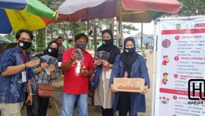 Hentikan Penyebaran Covid-19, Mahasiswa UMM Sosialisasi Dan Bagikan Masker di Tempat Keramaian