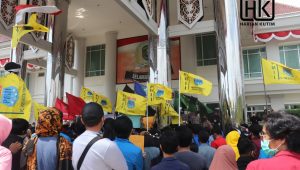 Aksi Tolak Omnibus Law Di Kutim, Dari Mahasiswa Masuk UGD hingga Pecahnya Pintu DPRD